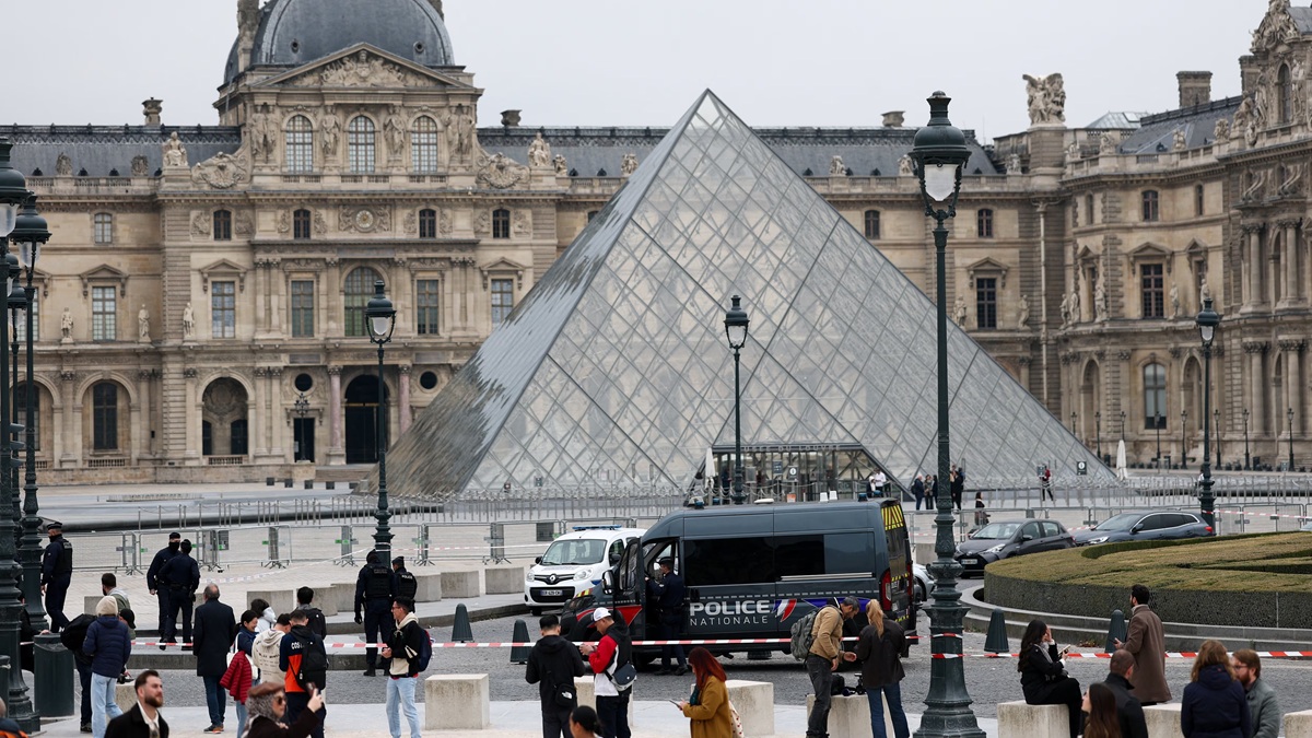 theft at louvre museum raises questions about security