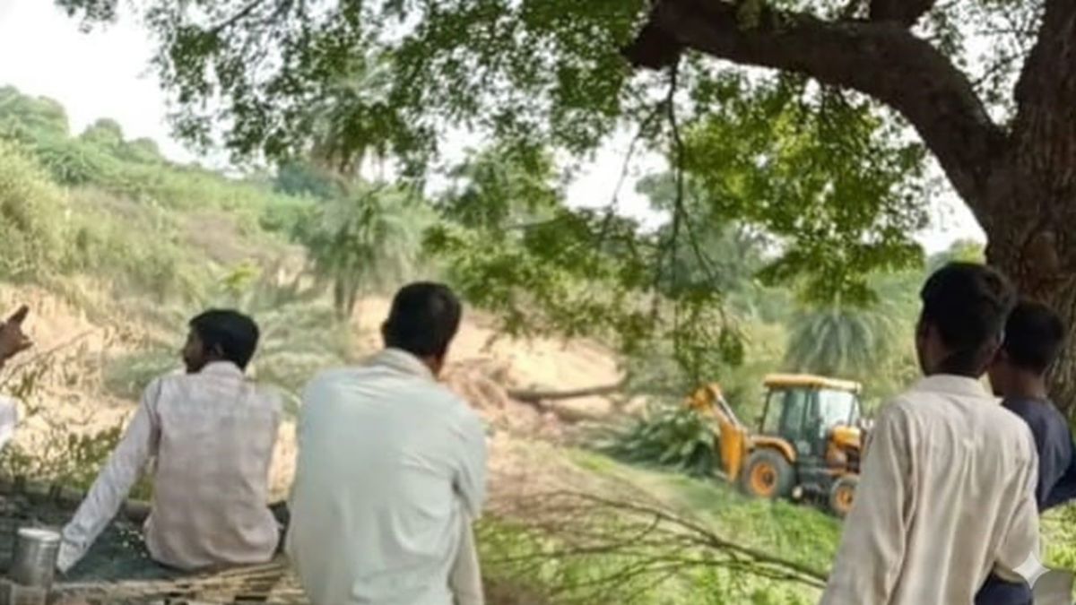 jcb driven on greenery near taj mahal agra update news