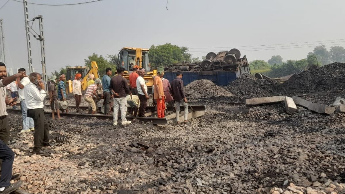 mathura goods train derai 12 overturned goods train coaches could be removed from the tracks in 13 hours traffic affected