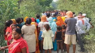 पारू में शव मिलने की सूचना के बाद जुटी भीड़ l जागरण