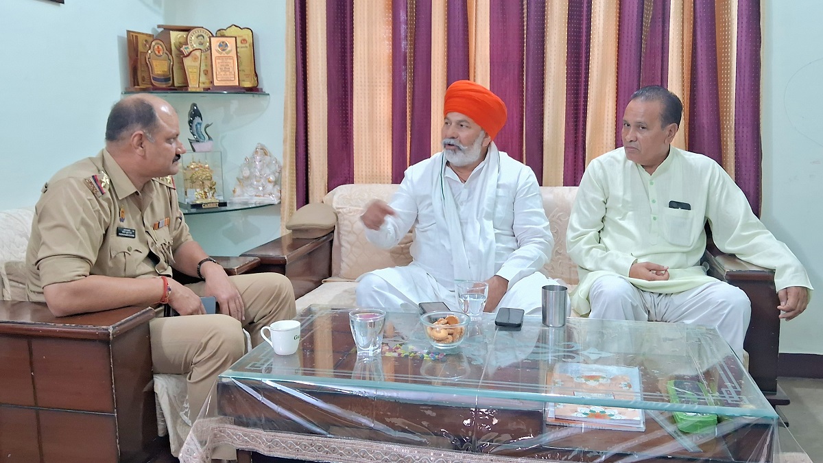 rakesh tikait cash and files stolen from rakesh tikait soninlaws official residence in shamli