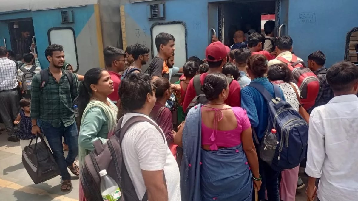 chhath puja crowd control holding area at dhanbad station