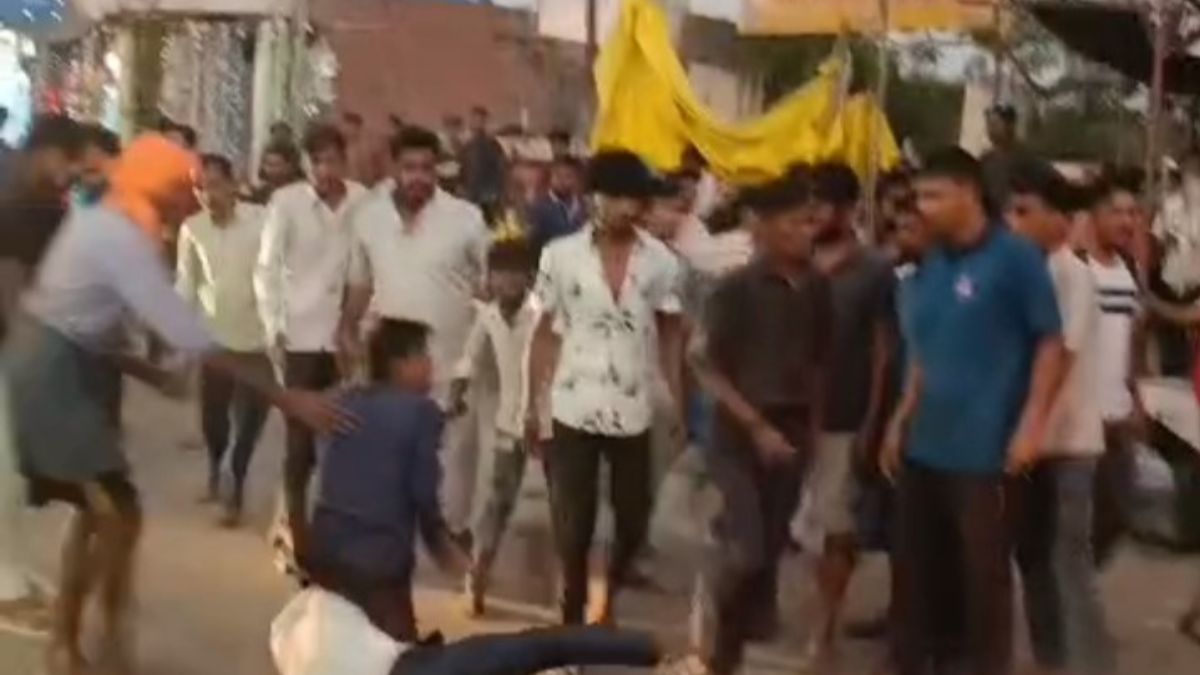 punches fight near madanpur police station shahjahanpur clothes were torn