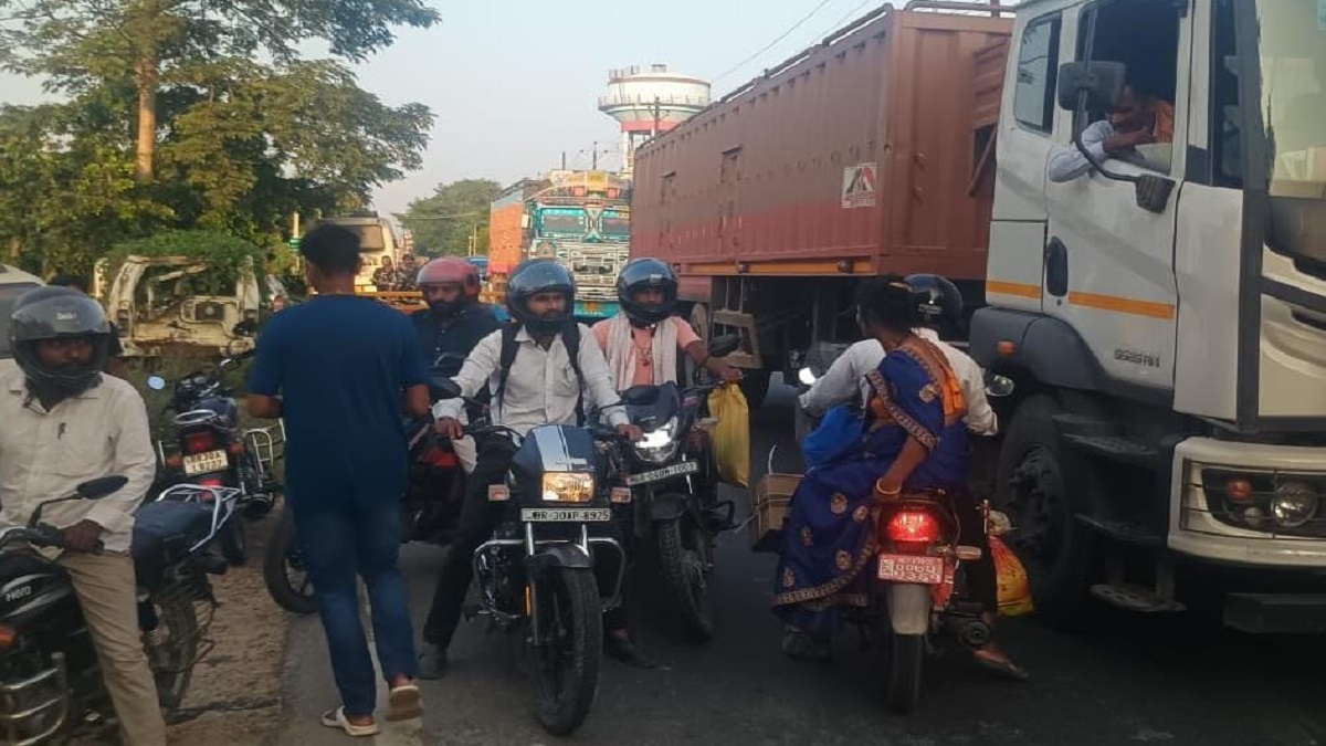 the body of a teenager was found in a school room in bathnaha leading to road blockage and uproar