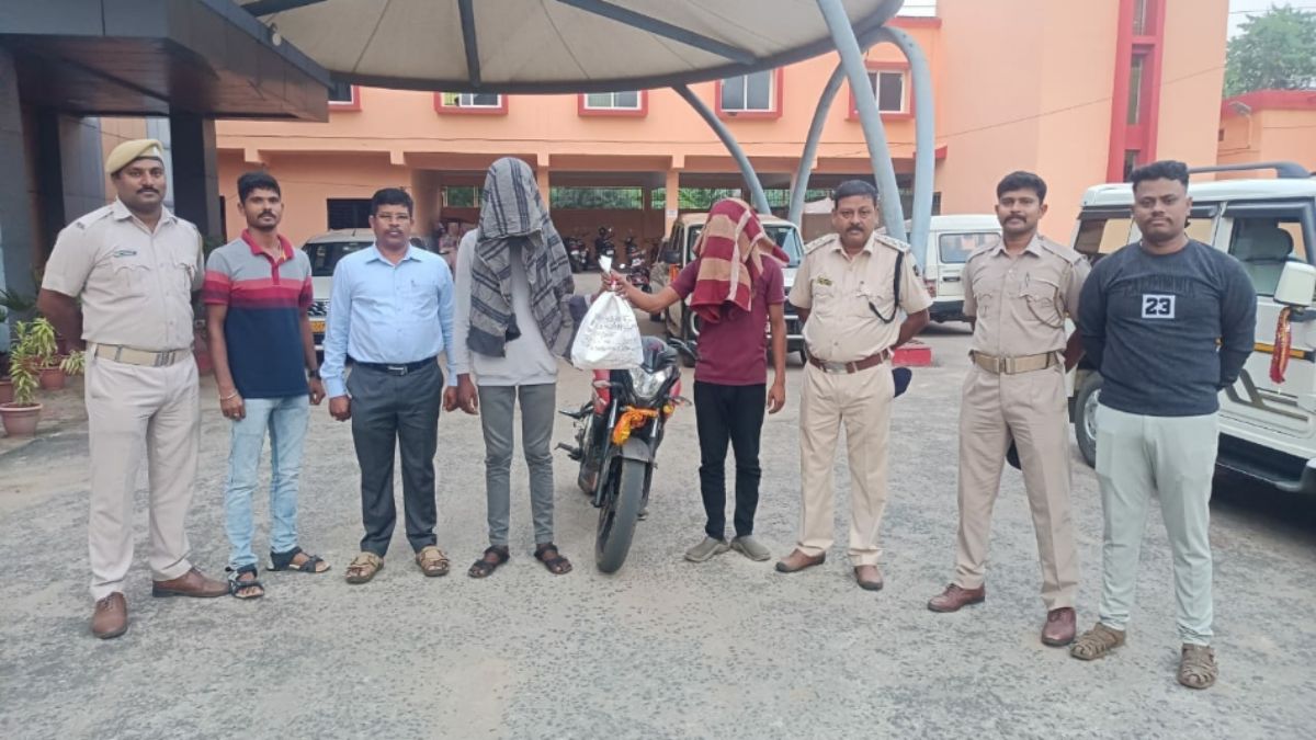 cuttack police bust drug racket seize brown sugar worth 17 lakh