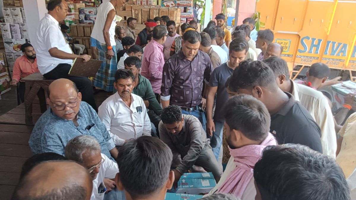 chhath 2025 dhanbad market gears up with foreign fruits