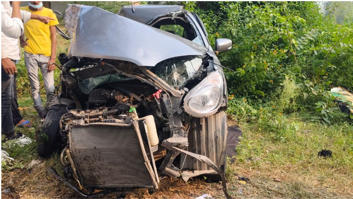 gonda news two died and four injured as upsrtc bus hits car in gonda bus driver escaped from accident place