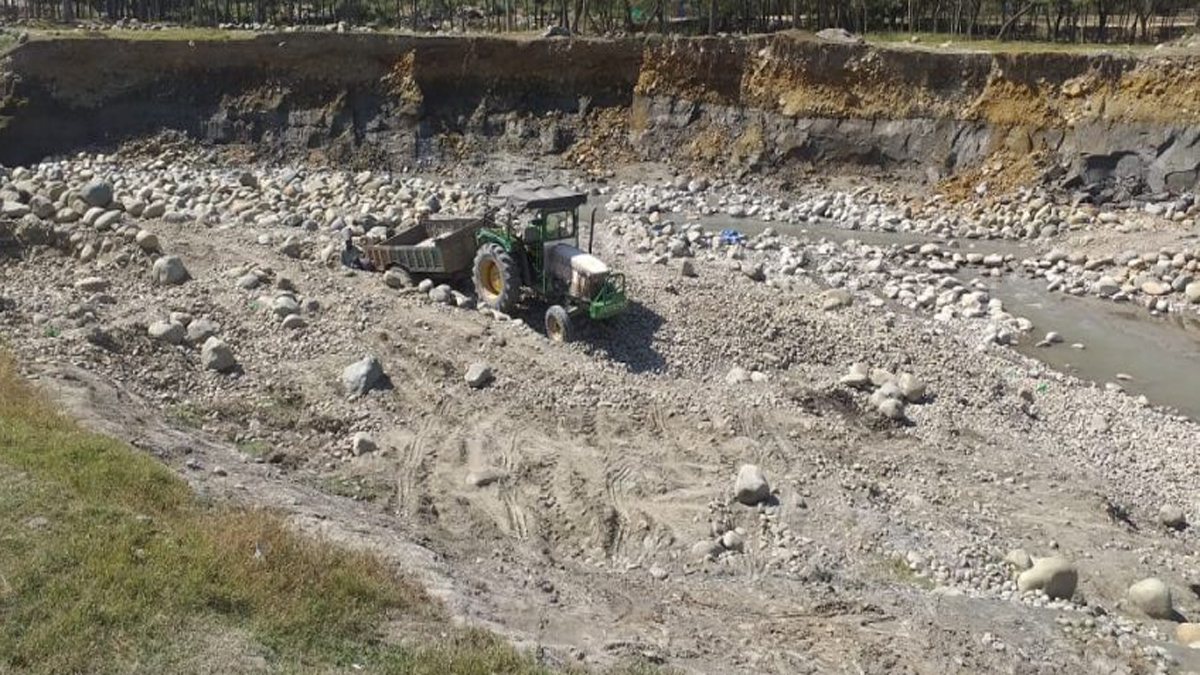 shopian police cracks down on illegal mining in kashmir vehicles seized