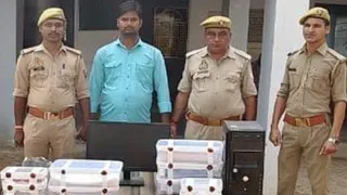 प्रतापगढ़ पुलिस की गिरफ्त में में फर्जीवाड़ा करने का आरोपित साइबर सेंटर संचालक। सौजन्य : पुलिस मीडिया सेल