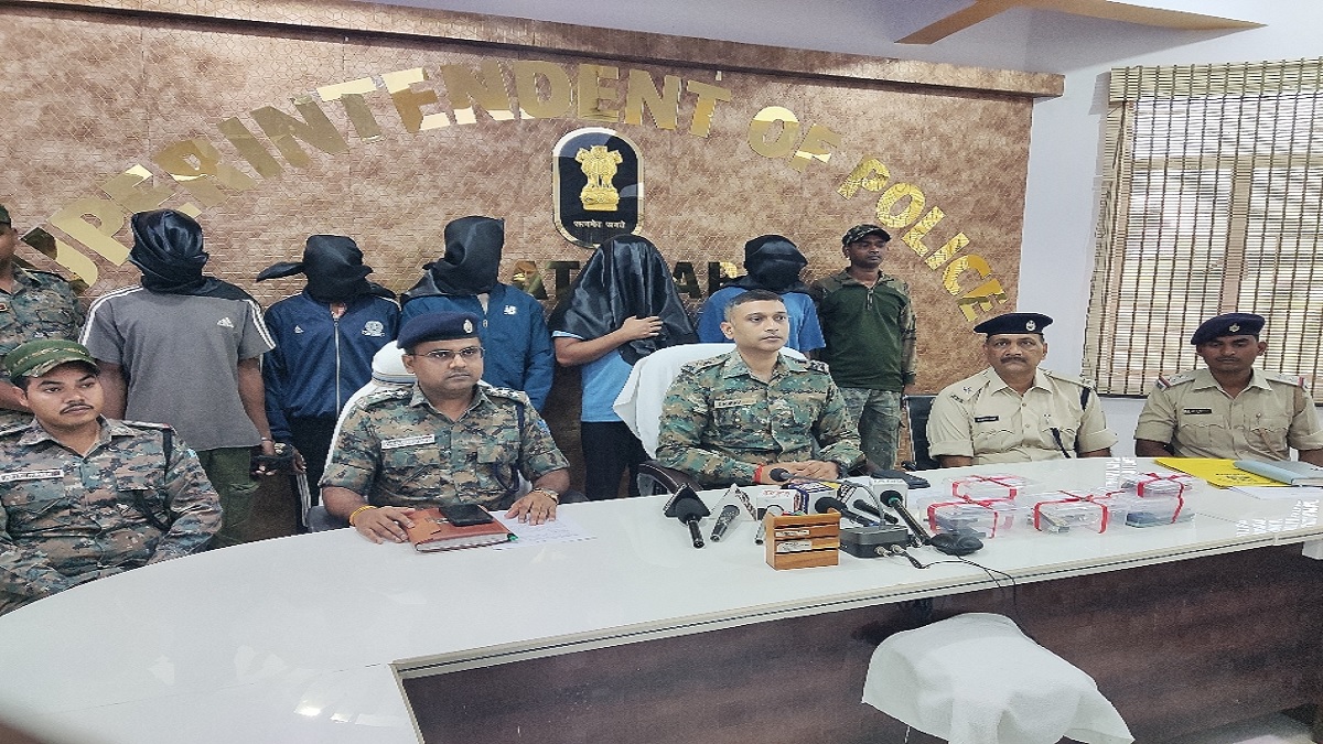 latehar police arrests 5 gang members with pistol