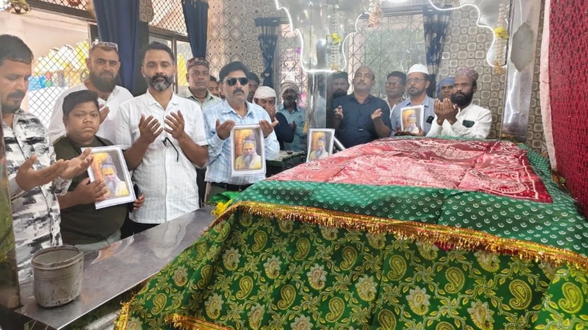 muslims pray for sant premanand maharajs health offer prayers at dargah