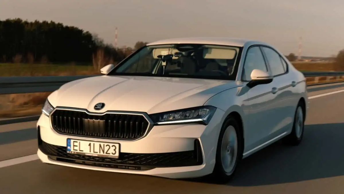 skoda superb sets guinness world record with 2831 km on 66 litre single tank fuel