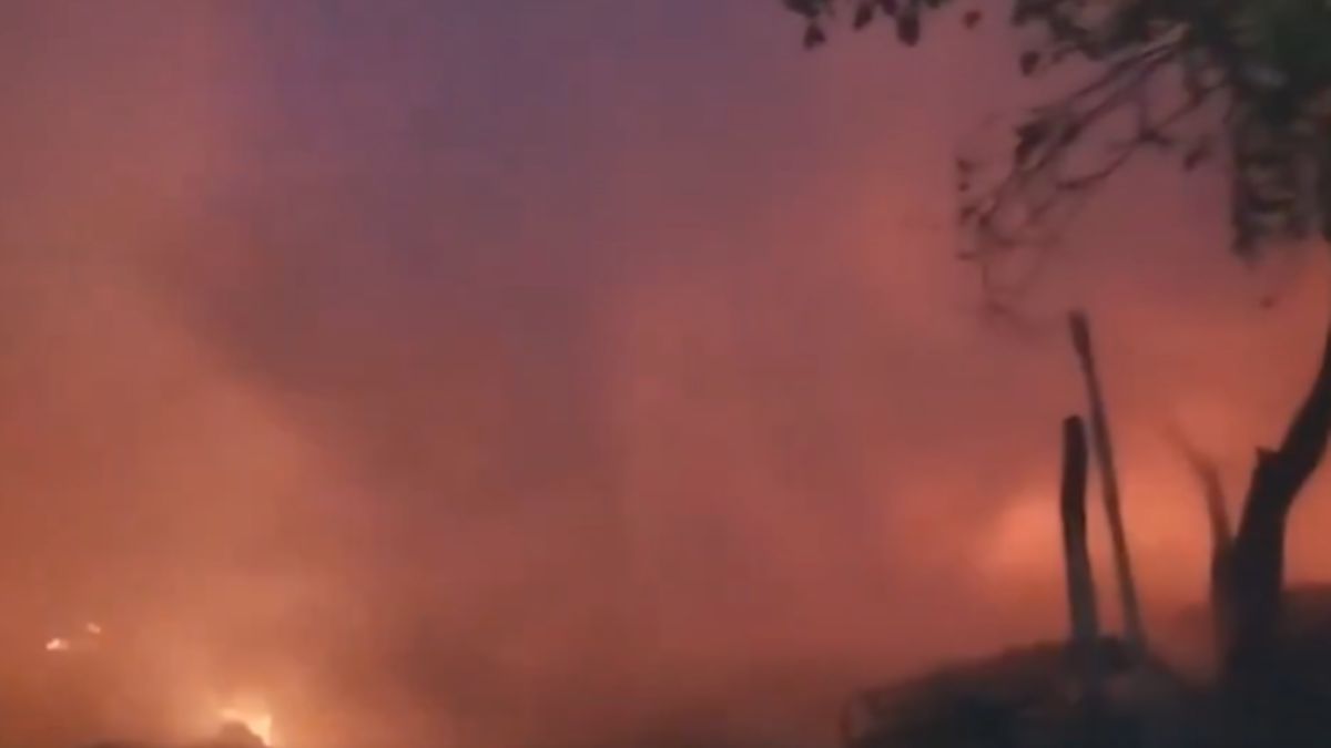 delhi slum fire major blaze in geeta colony fire tenders on spot