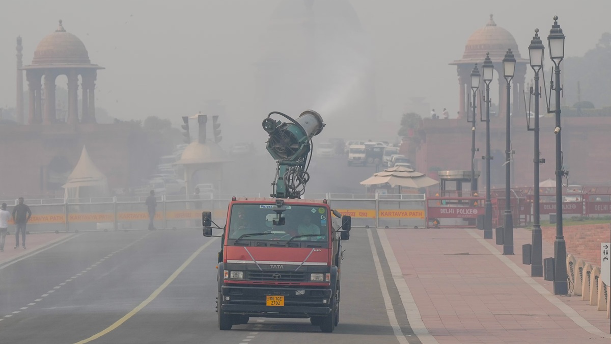 weather news updates pollution in delhi ncr snowfall begins in himachal