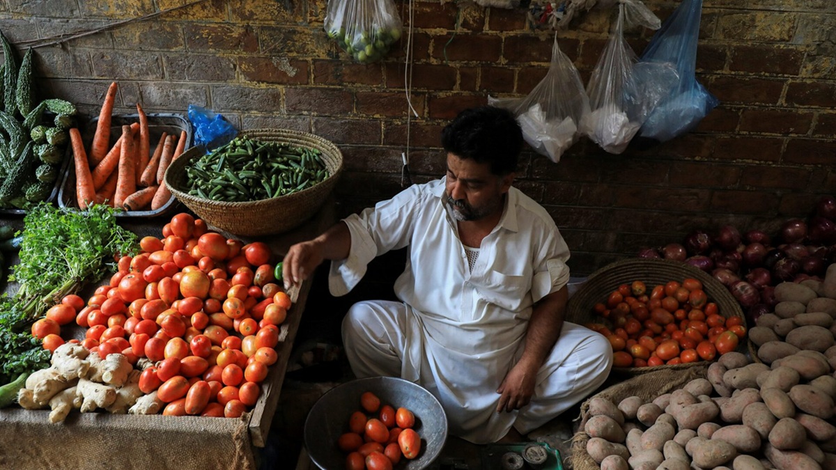 tomatoes are being sold at rs 600 per kg in pakistan due to conflict with afghanistan