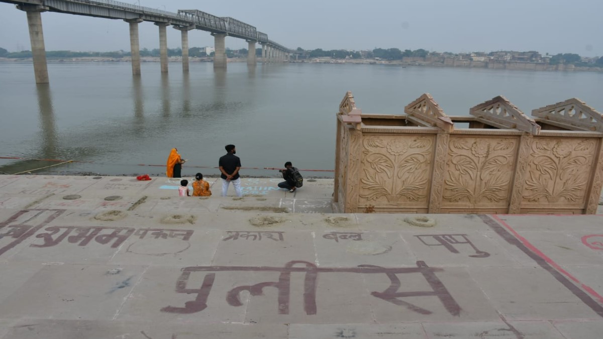 varanasi police allegedly forcefully reserve ganga ghats for chhath puja 2025