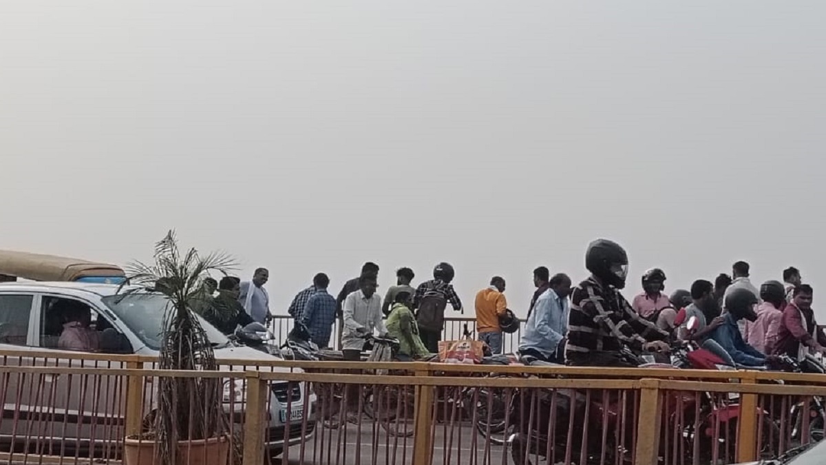 prayagraj youth jumps from yamuna bridge and woman in ganga police search operation