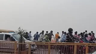 प्रयागराज में शास्त्री पुल से महिला के गंगा नदी में कूदने के बाद जुटी भीड़। जागरण