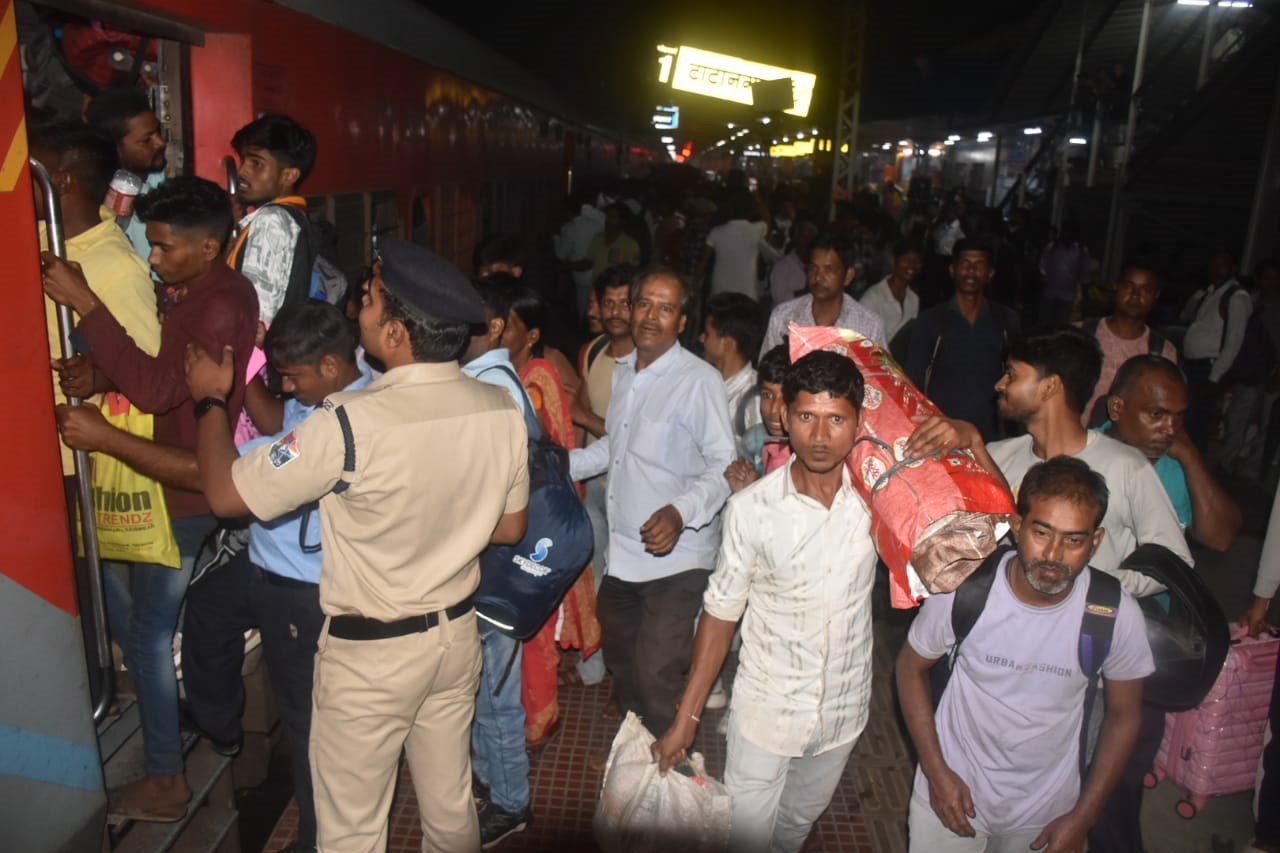 rush overcrowding on trains to bihar from tatanagar