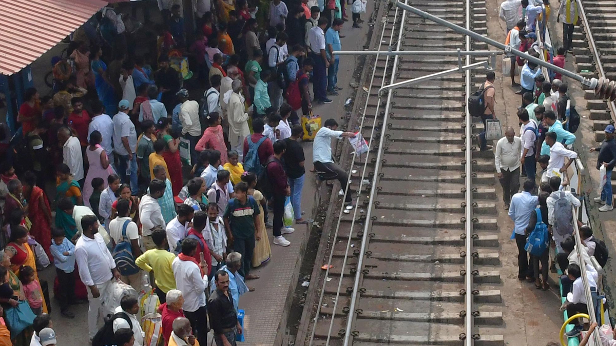 chhath puja rush trains overcrowded as migrants return to bihar
