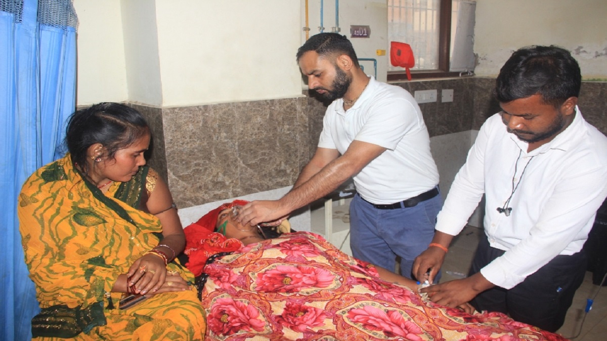husband abandons pregnant wife at hospital gate in bettiah