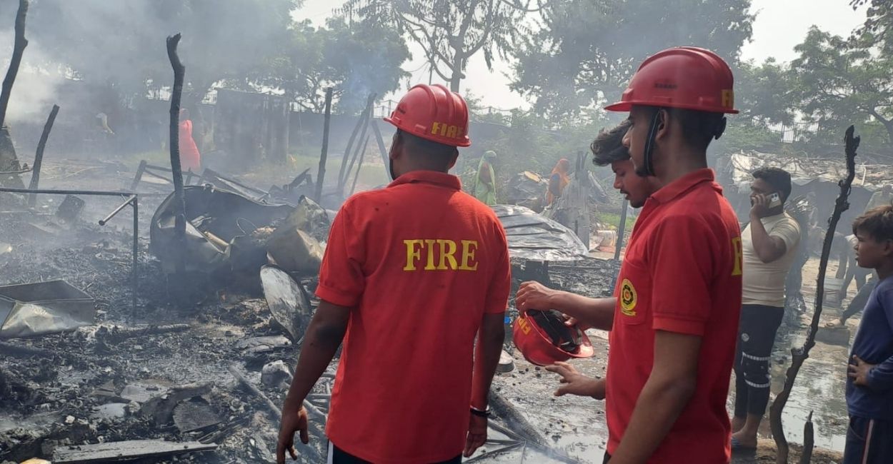massive fire in kanpur huts burn near ganga barrage