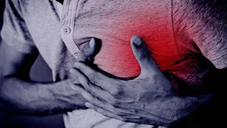 हार्ट अटैक के लक्षण महसूस होने पर तुरंत डॉक्टर से संपर्क करें।