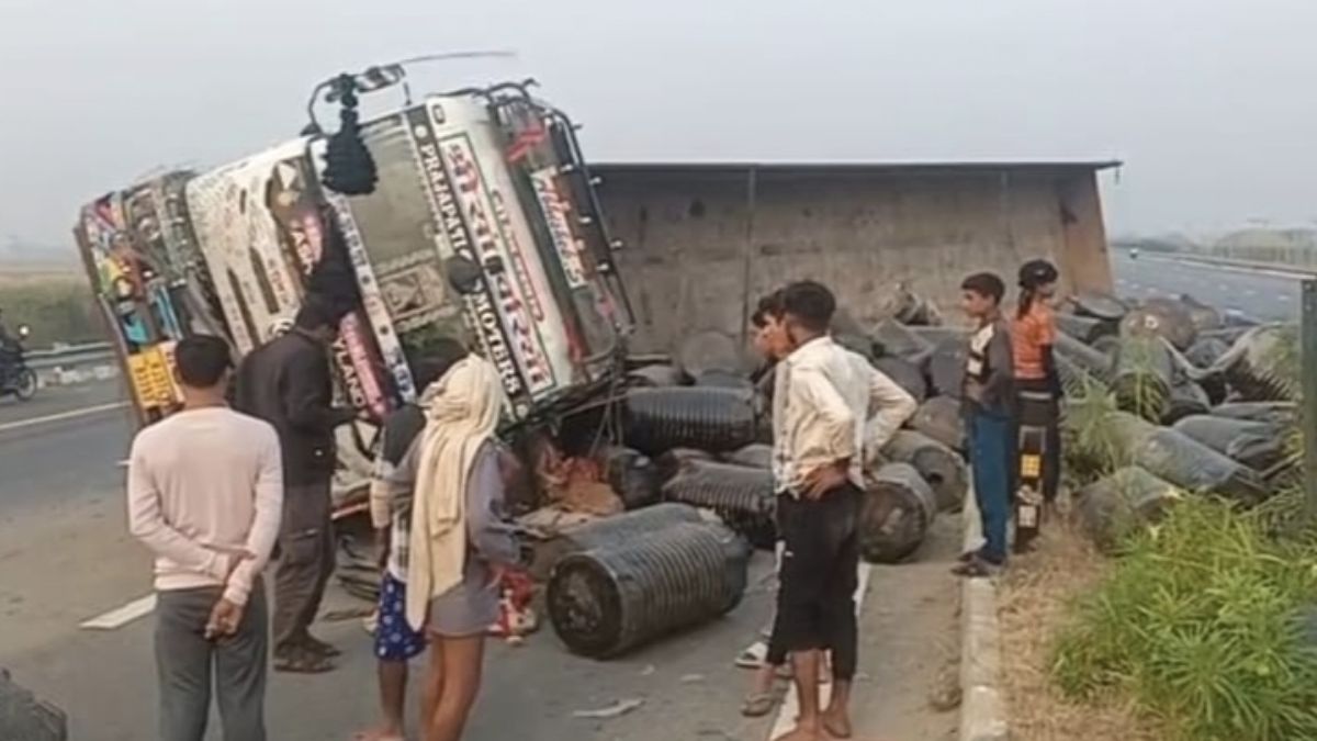 truck overturns on agralucknow expressway driver injured