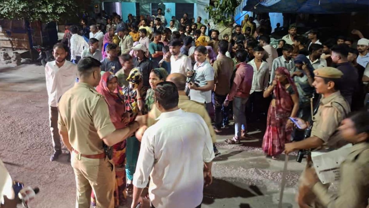 agra car accident speeding car kills five mob violence erupts