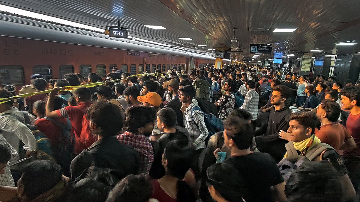 chhath puja crowd at new delhi railway station travel surge