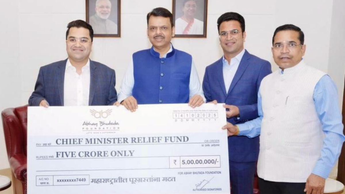 abhay bhutada foundation donates rs 8 crore for maharashtra flood victims hands over cheque to cm fadnavis