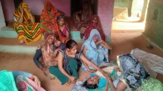 कौशांबी के समदा में डिवाइडर से टकराने से बाइक सवार दो युवकों की मौत के बाद गमगीन स्वजन। जागरण