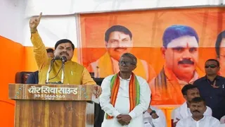 बिहार के पश्चिम चंपारण में सभा को संबोधित करते एमपी के सीएम। जागरण