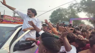 जगदीशपुर में रोड शो में प्रशांत किशोर और लोगों की भीड़। जागरण