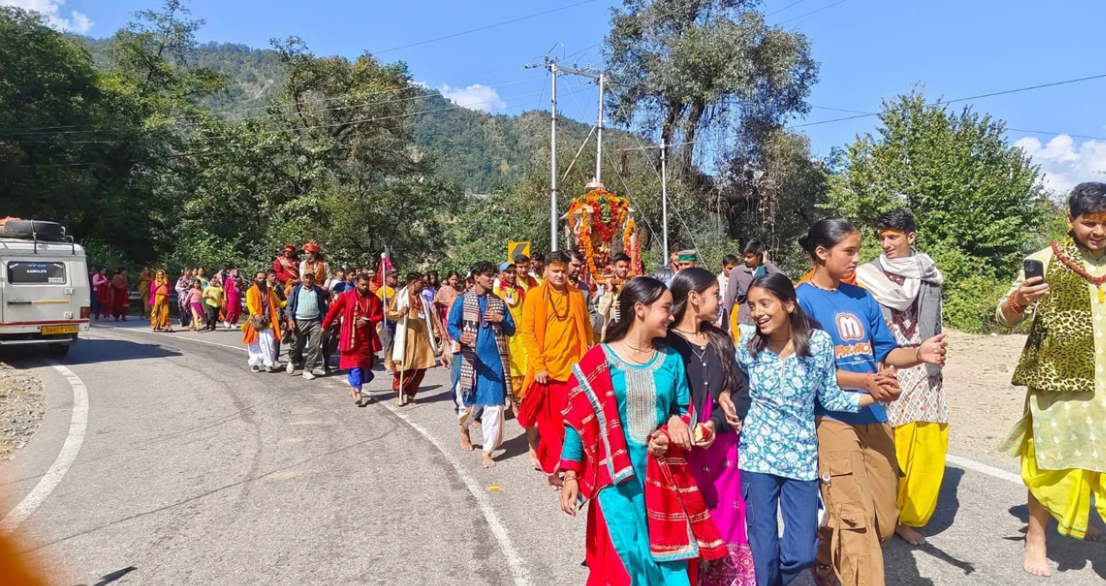 kedarnath doli reaches guptkashi enroute to winter abode
