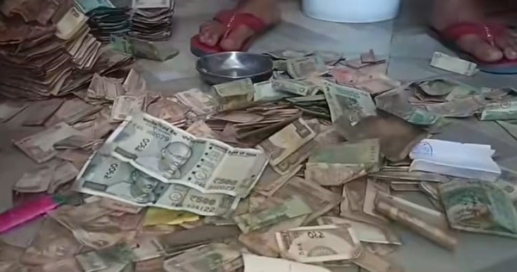 beggar woman found with 1 lakh shock in manglaur