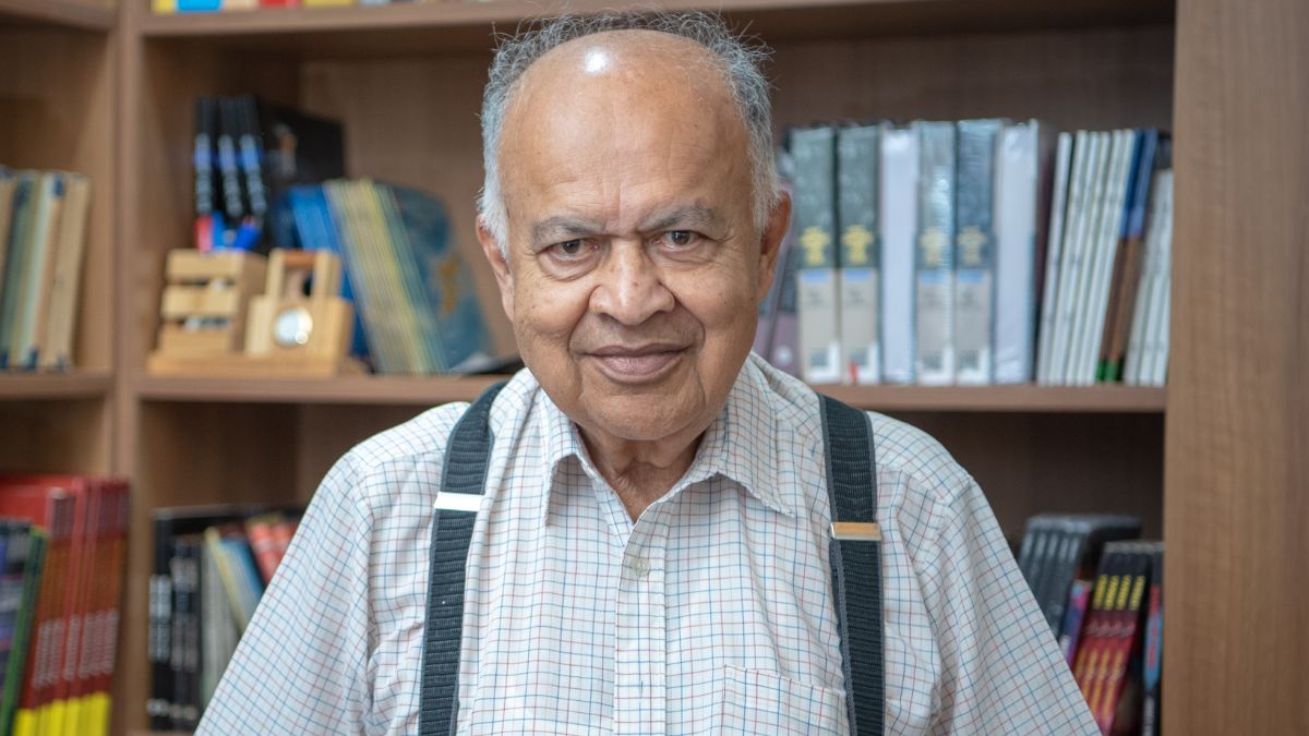 astronomer jayant narlikar who challenged the big bang theory awarded science ratna award