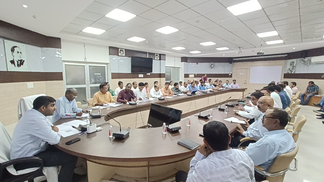 gorakhpur dm reviews development projects 191 in red category