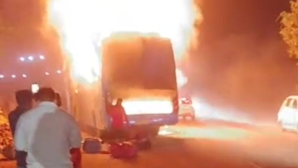 bus fire on palwalaligarh road passengers escape unhurt