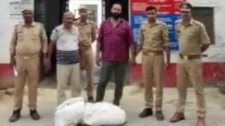 प्रयागराज के सोरांव पुलिस की गिरफ्त में गांजा तस्कर व बरामद गांजा। सौजन्य पुलिस मीडिया सेल