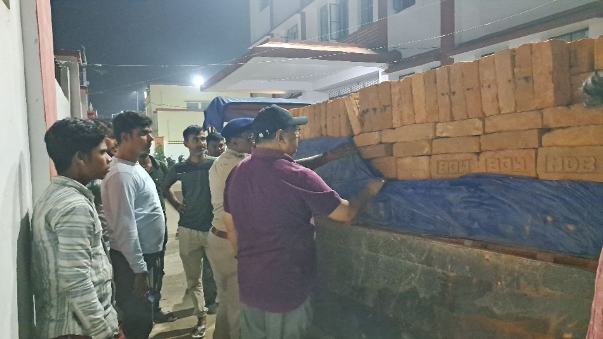 crackdown on liquor mafia in jamui before elections 954 liters seized