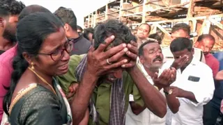 हादसे के बाद रोते-बिलखते परिवार।
