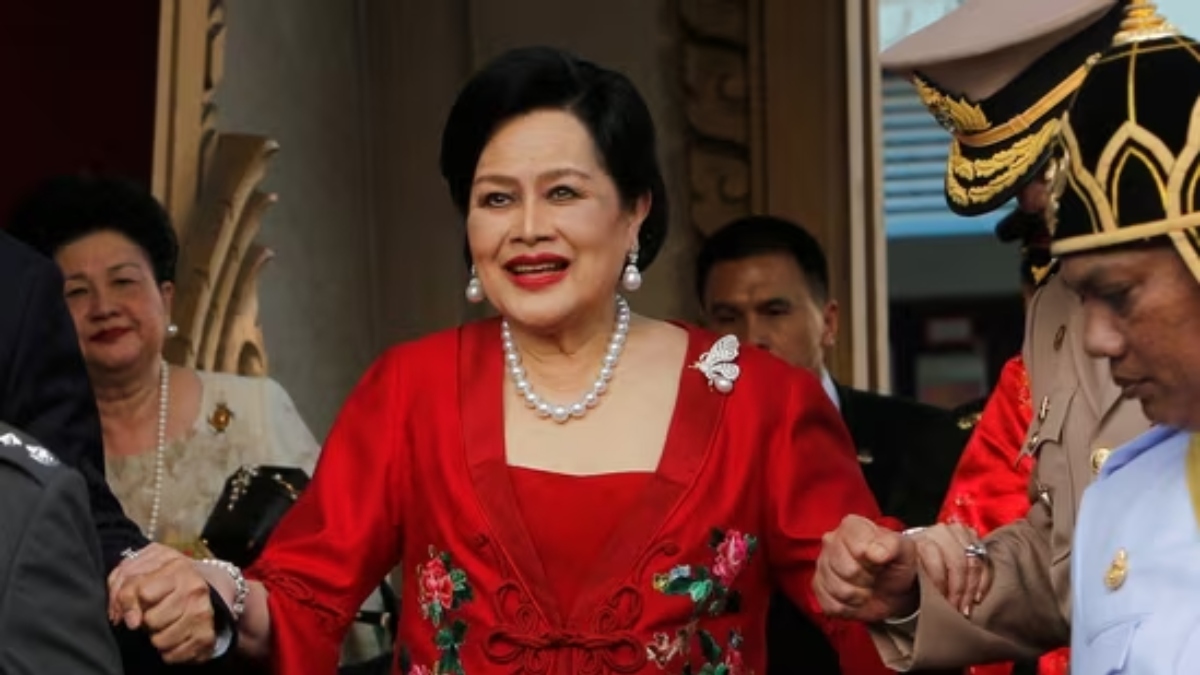 thailands queen mother sirikit dies at 93