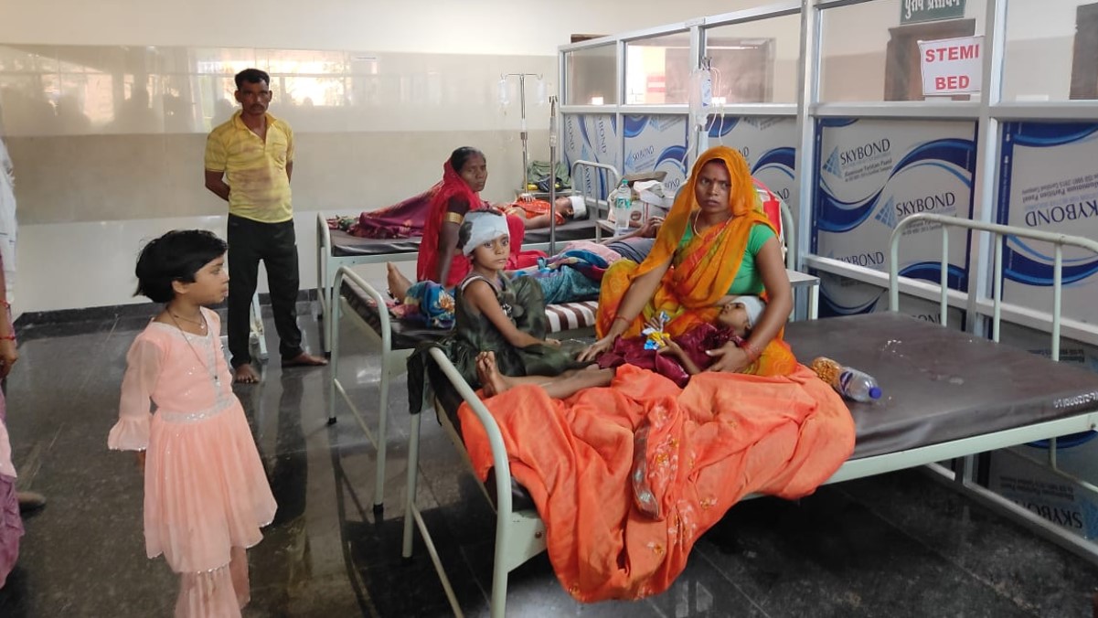 sonbhadra accident pickup truck carrying pilgrims overturns 16 injured