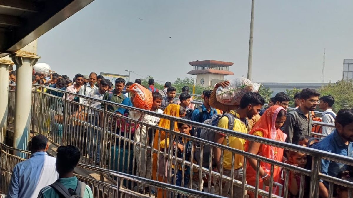 anand vihar station huge crowd of chhath devotees causes jam
