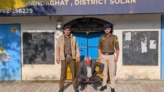 सोलन पुलिस की ओर से गिरफ्तार किया गया बैंक डिफाल्टर। सौ. पुलिस
