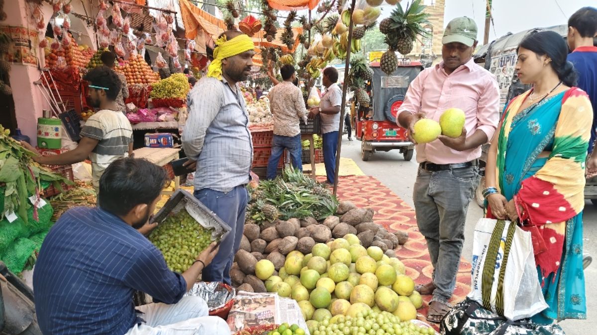 chhath puja fruit market buxar apples from kashmir bananas from bhusawal