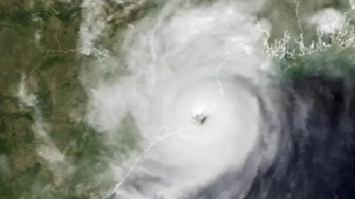 cyclone alert heavy rain expected in odisha and bengal from october 27