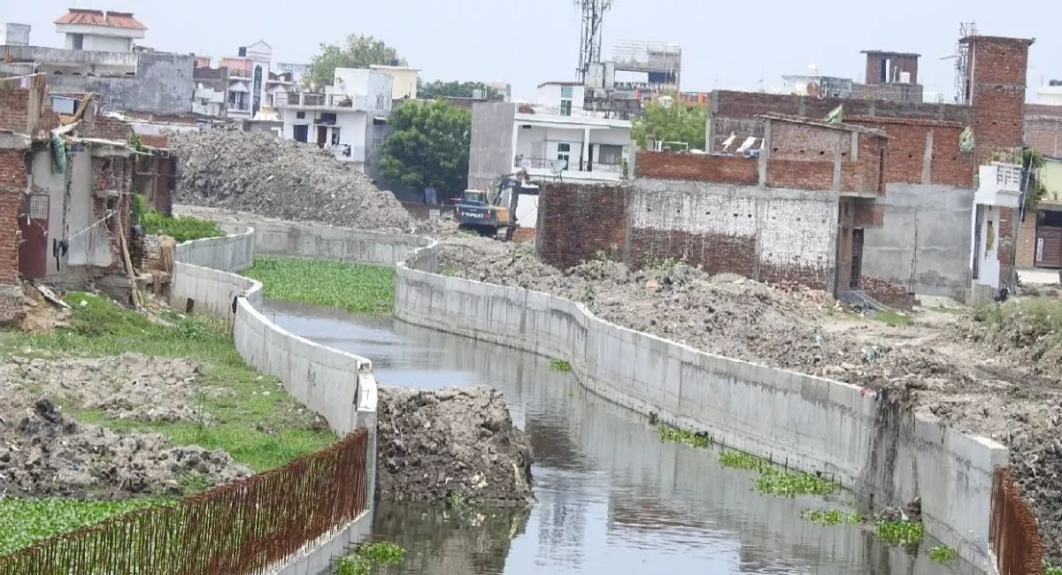 gorakhpur goddhoya drain construction causes cracks in houses