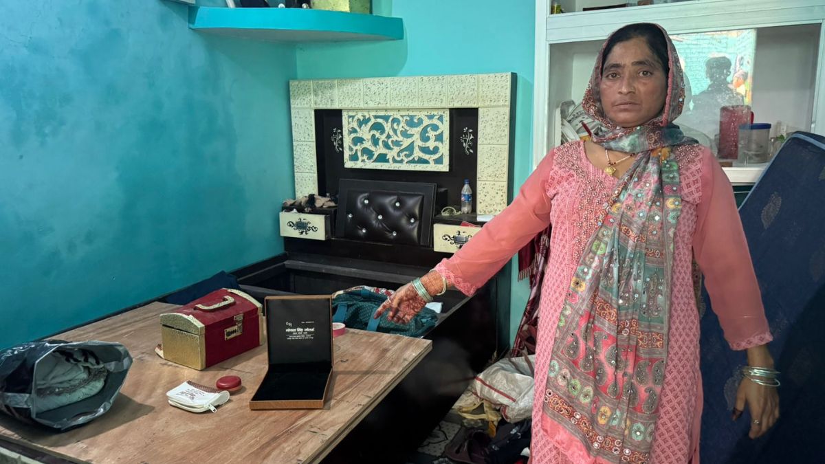 kanpur theft jewelry and cash stolen thieves flee